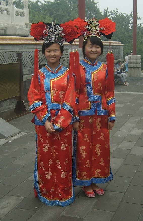 using basic mandarin to say hi to two chinese girls
